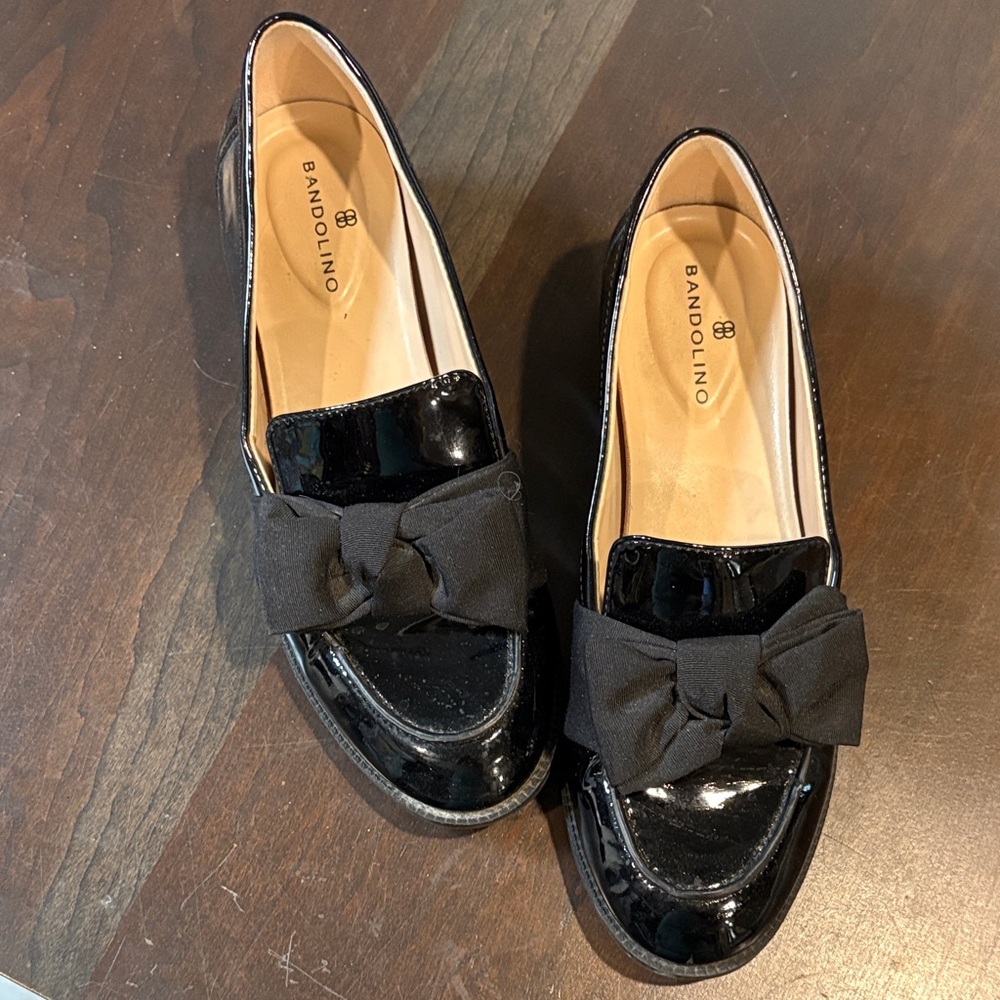 Bandolino Glossy Black Flats with Bow Accent